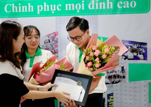TRAO THƯỞNG CÁC CHIẾN BINH XUẤT SẮC DỰ ÁN PHỐ CHỢ KHÂM ĐỨC 